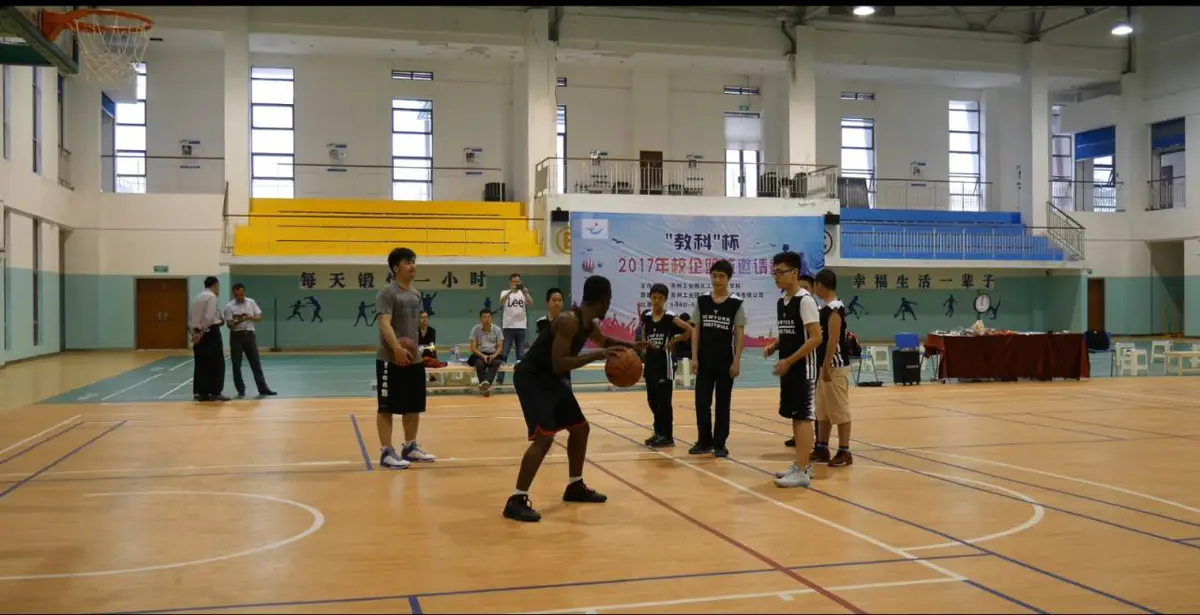 刻苦训练篮球时如何避免受伤的建议_0